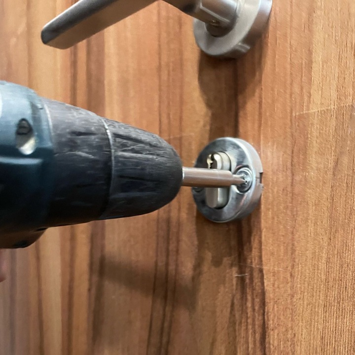 Awaryjne otwieranie drzwi