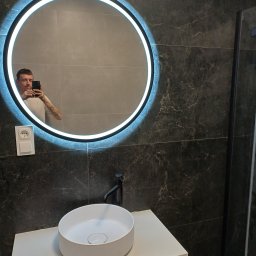 Złota Rączka Kołobrzeg - Lazienka, plytki 120x60 czarne , montaz lustra z podswietleniem