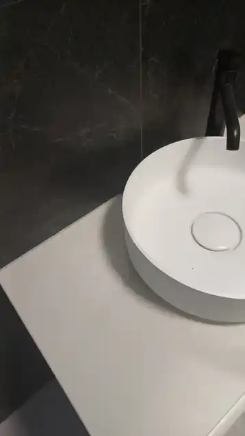 Montaz umywalki, kranu + silikon