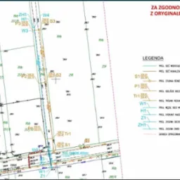 Skan mapy geodezyjnej z naniesionymi projektami sieci wodociągowej i kanalizacji sanitarnej, zawierający legendę z oznaczeniami symboli i numerów punktów charakterystycznych.
