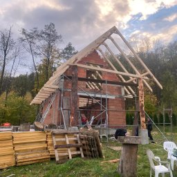 Kompleksowa budowa więźby wraz z ciekawymi słupami zrobionymi z drzewa naturalnego 