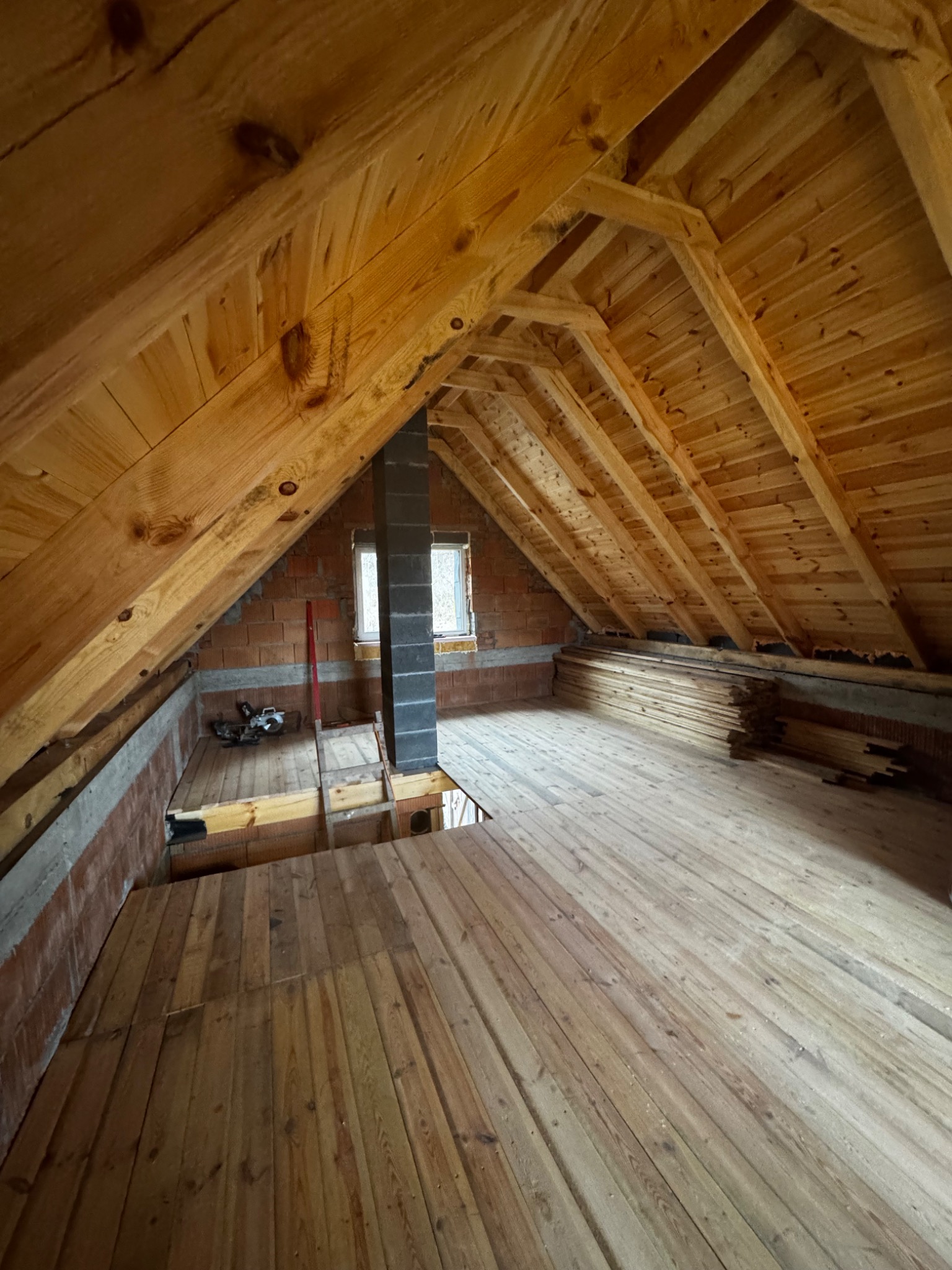 Część środkową więźby wraz z pełnym deskowaniem boazerią z kompleksowej budowy dachu