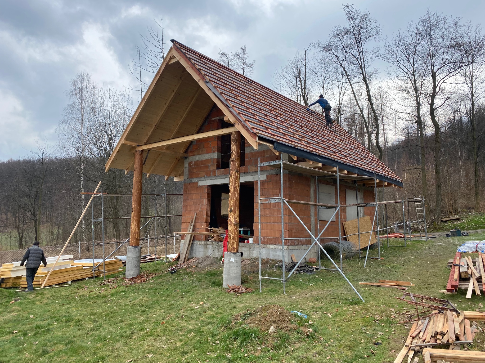 Kompleksowa budowa dachu oraz więźby wraz z ciekawymi słupami zrobionymi z drzewa naturalnego