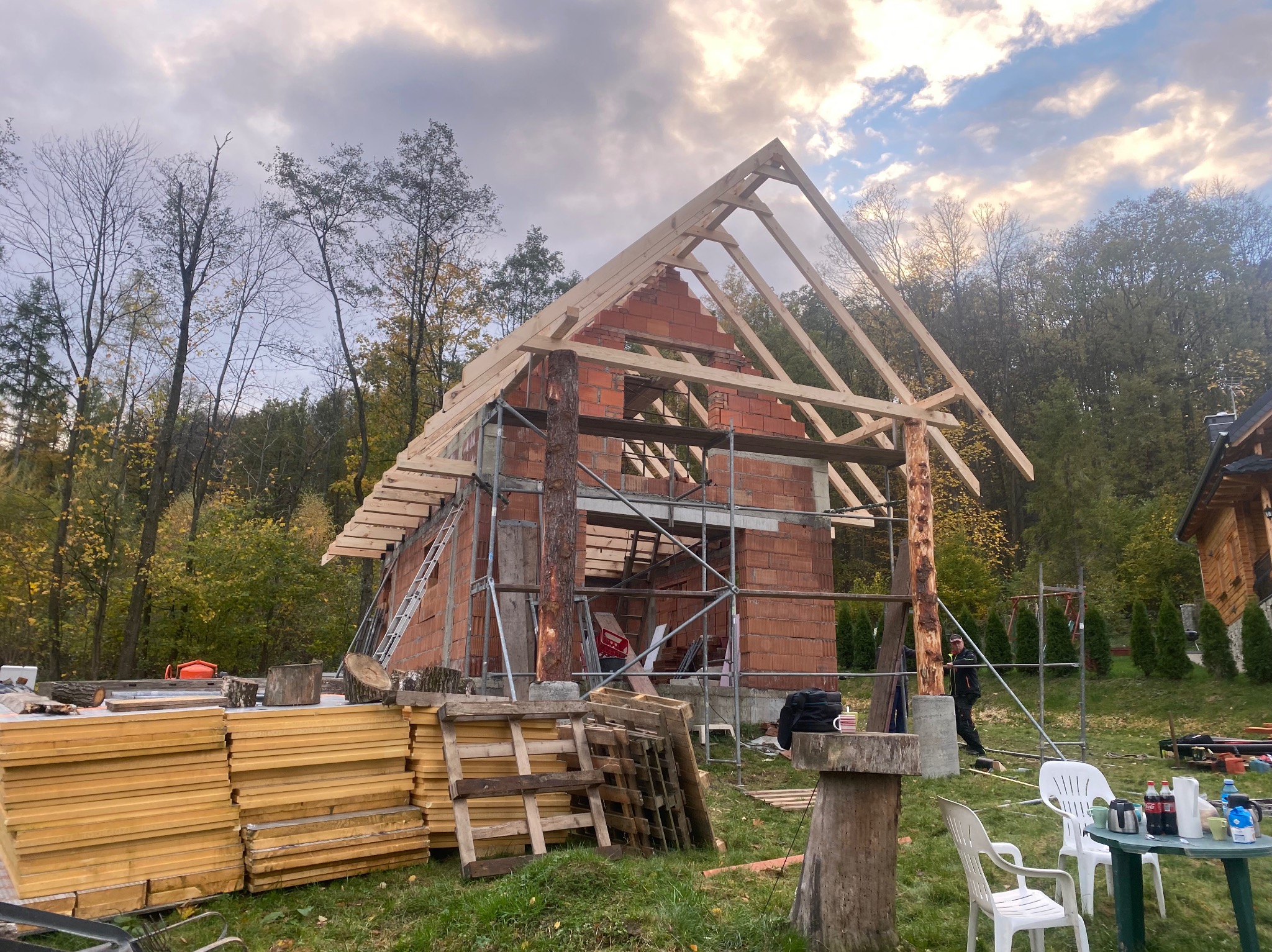 Kompleksowa budowa więźby wraz z ciekawymi słupami zrobionymi z drzewa naturalnego