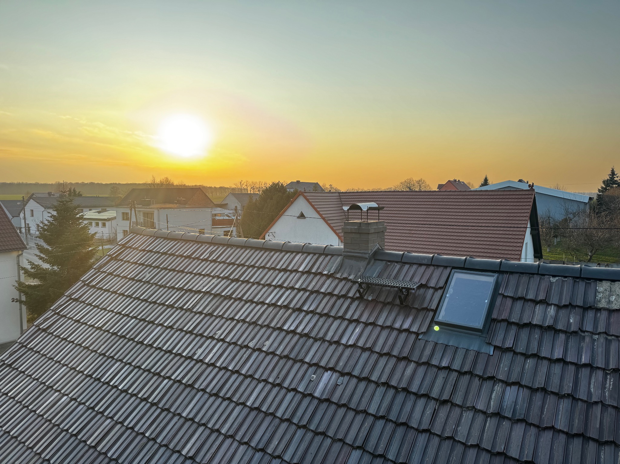 Naprawa gąsiorów na dachu wraz z obróbką komina na dachu zabytkowym