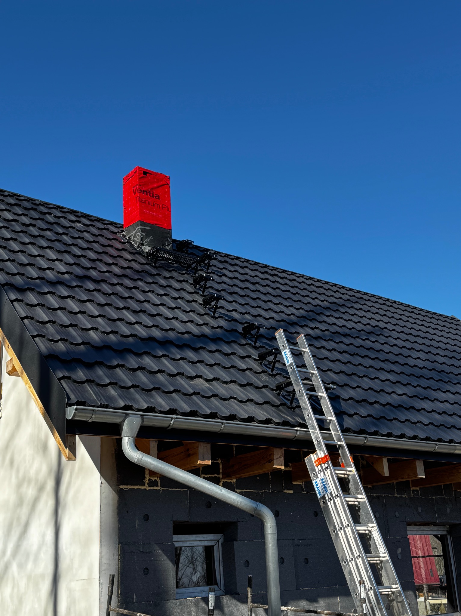 Montaż stopni kominiarskich wraz z ławą na dachu z blachodachówki