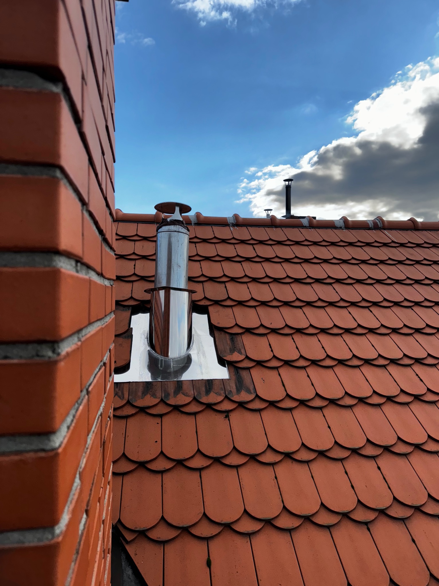 Montaż kominka wentylacyjnego na zabytkowej kamienicy