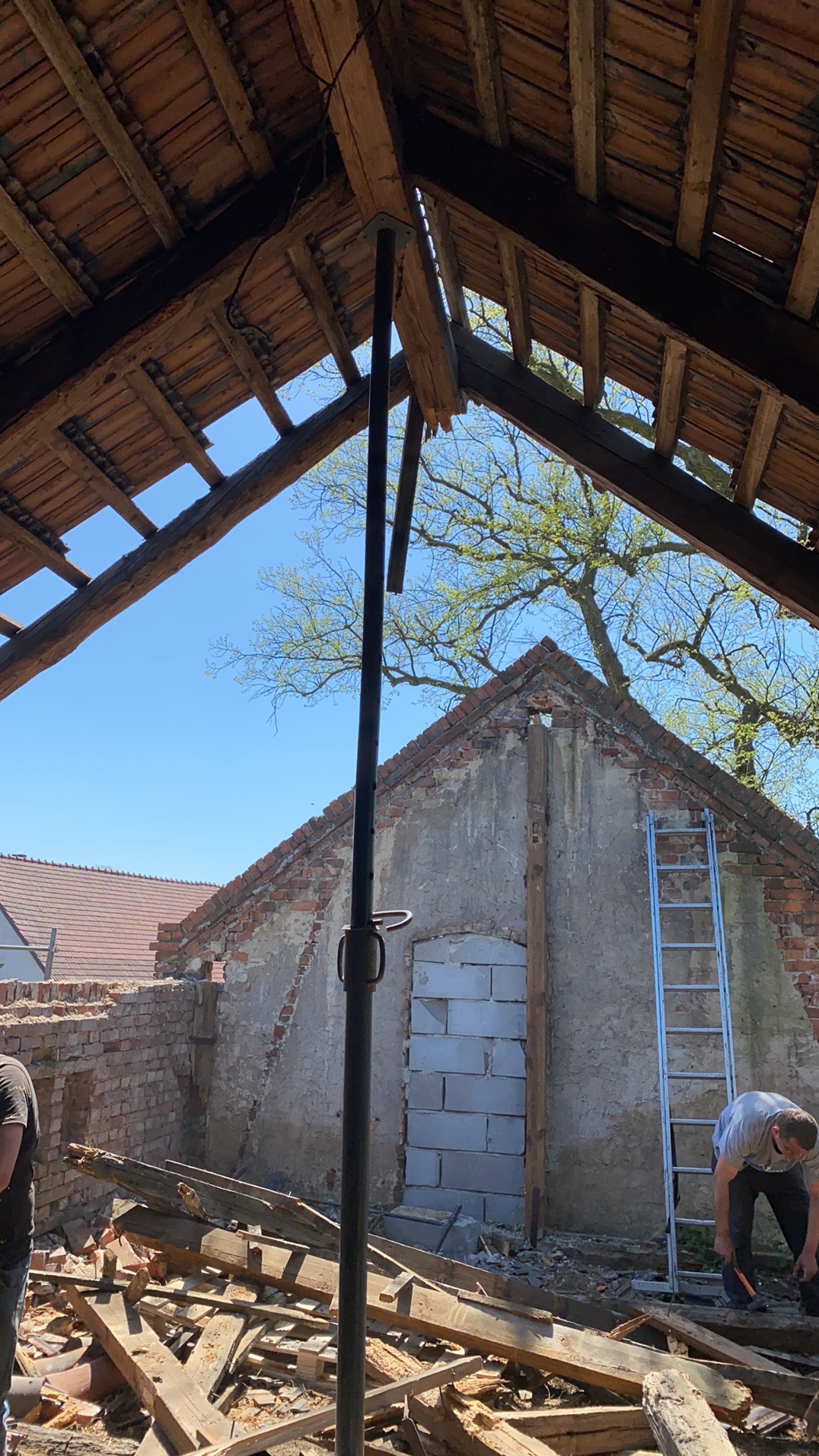 Rozbiórka części więźby wraz z postawieniem nowej na zabytkowym domie jednorodzinnym
