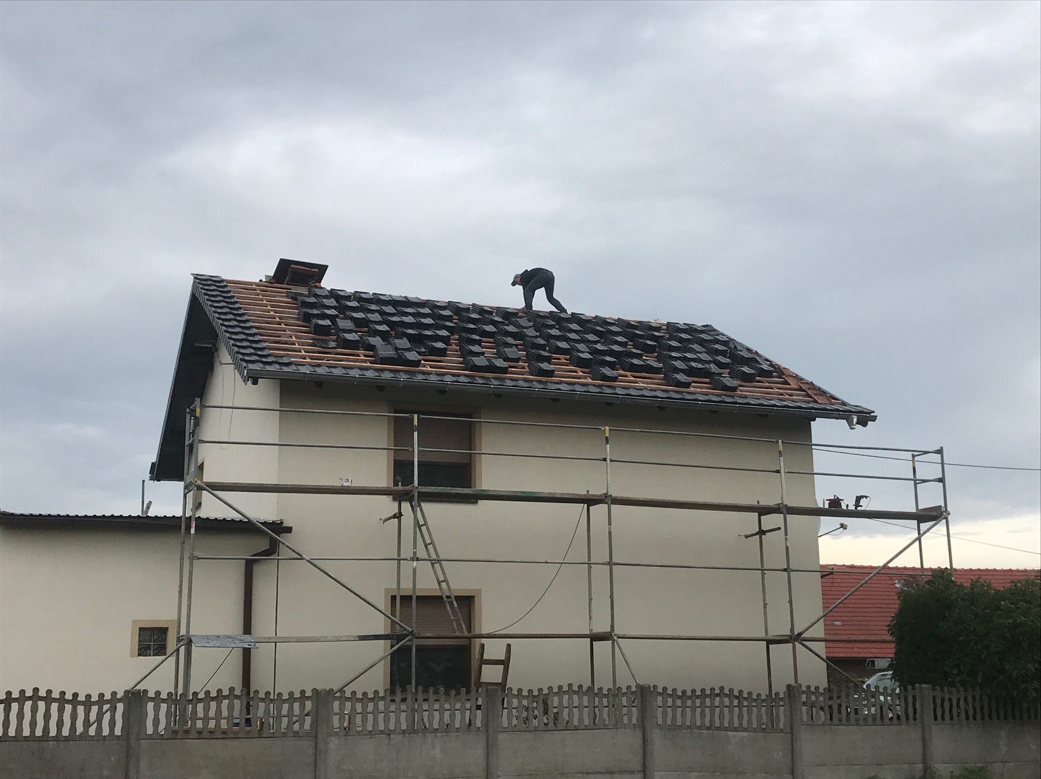 Kompleksowa wymiana pokrycia wraz z obróbką komina łupkiem