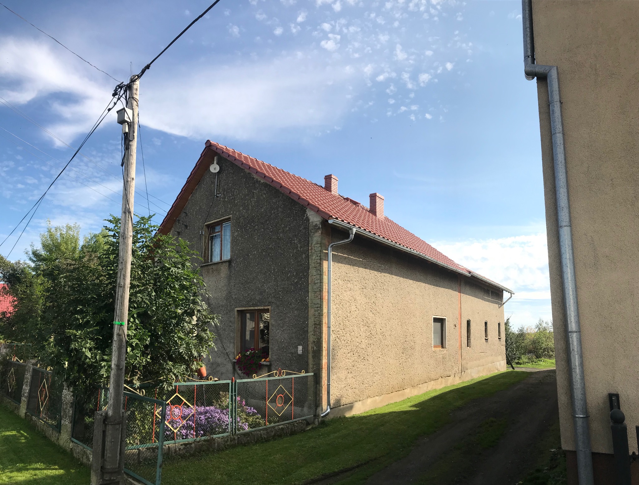 Kompleksowa wymiana pokrycia wraz z wymurowaniem trzech kominów z cegły klinkierowej