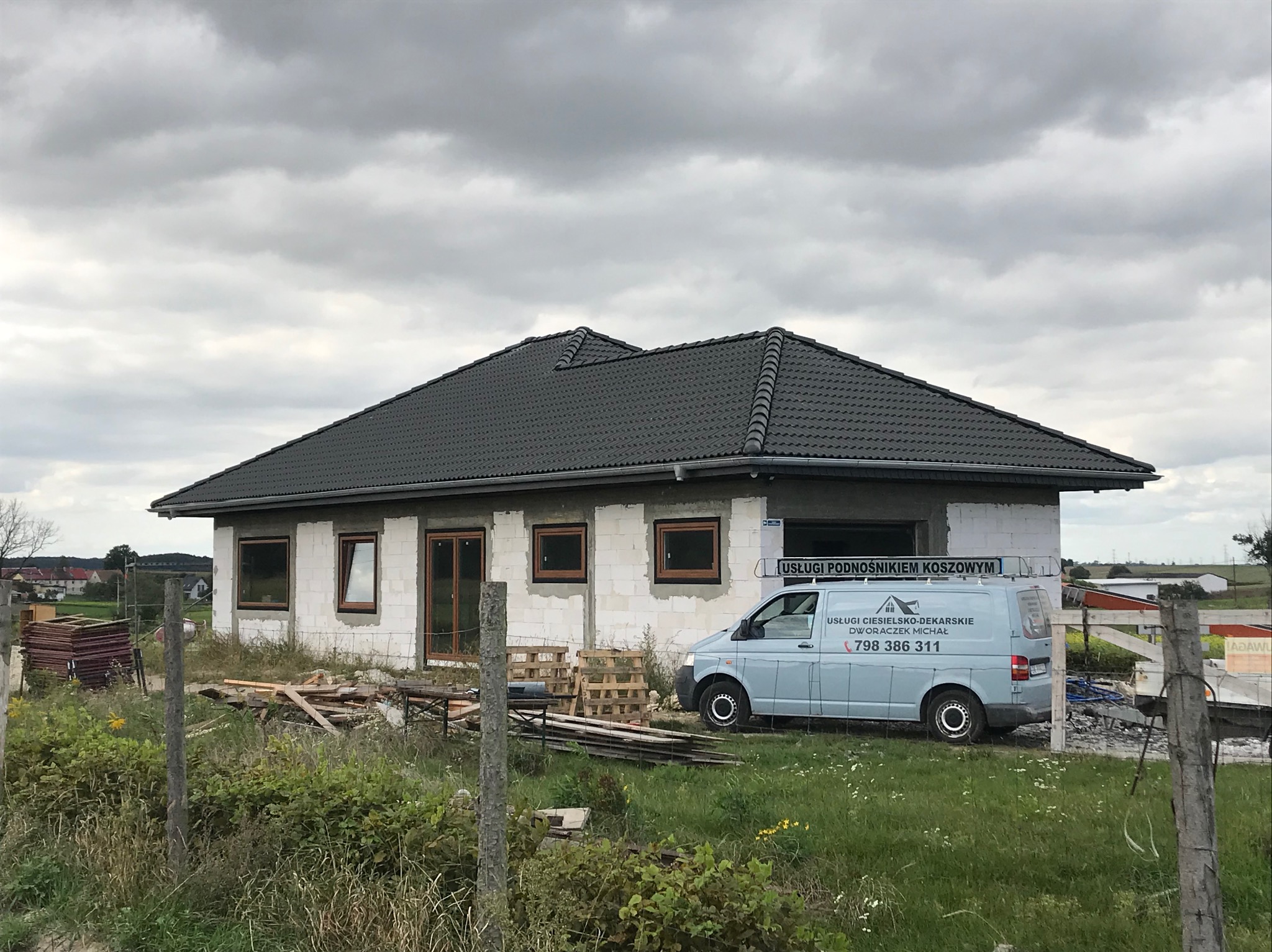 Kompleksowy montaż pokrycia dachowego wraz z rynnami oraz łupkiem