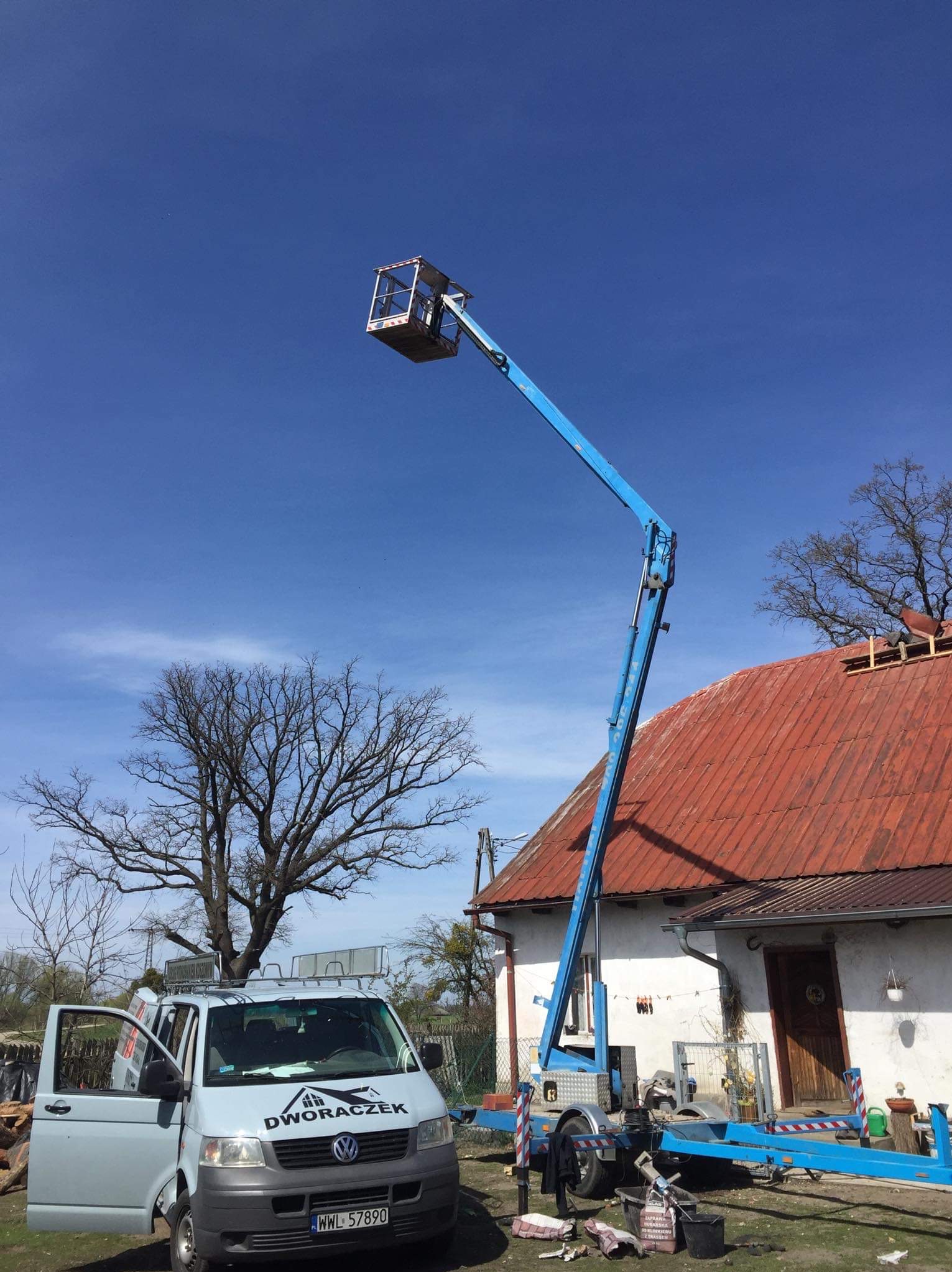 Prezentacja podnośnika koszowego na realizacji wymiany dwóch kominów na nowego z cegły klinkierowej