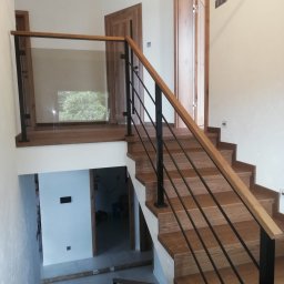 Balustrada - stal czarna lakierowana z drewnianym pochwytem. 