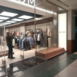 Wykonanie witryny sklepu- obłożenia blachą - stal AISI304 szlif