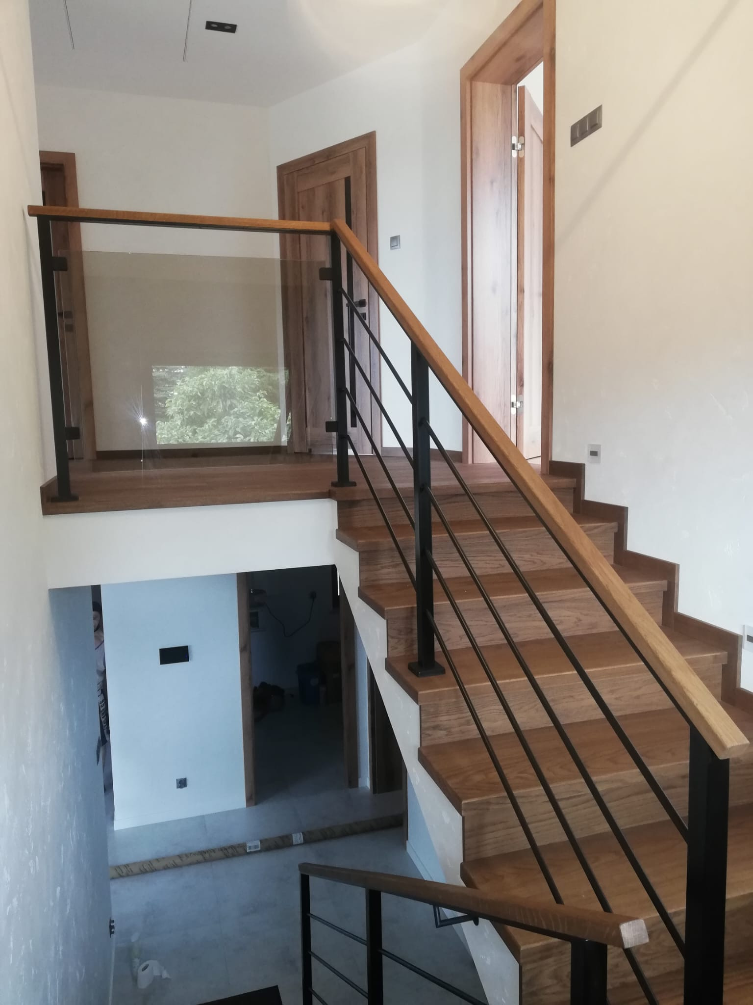 Balustrada - stal czarna lakierowana z drewnianym pochwytem.