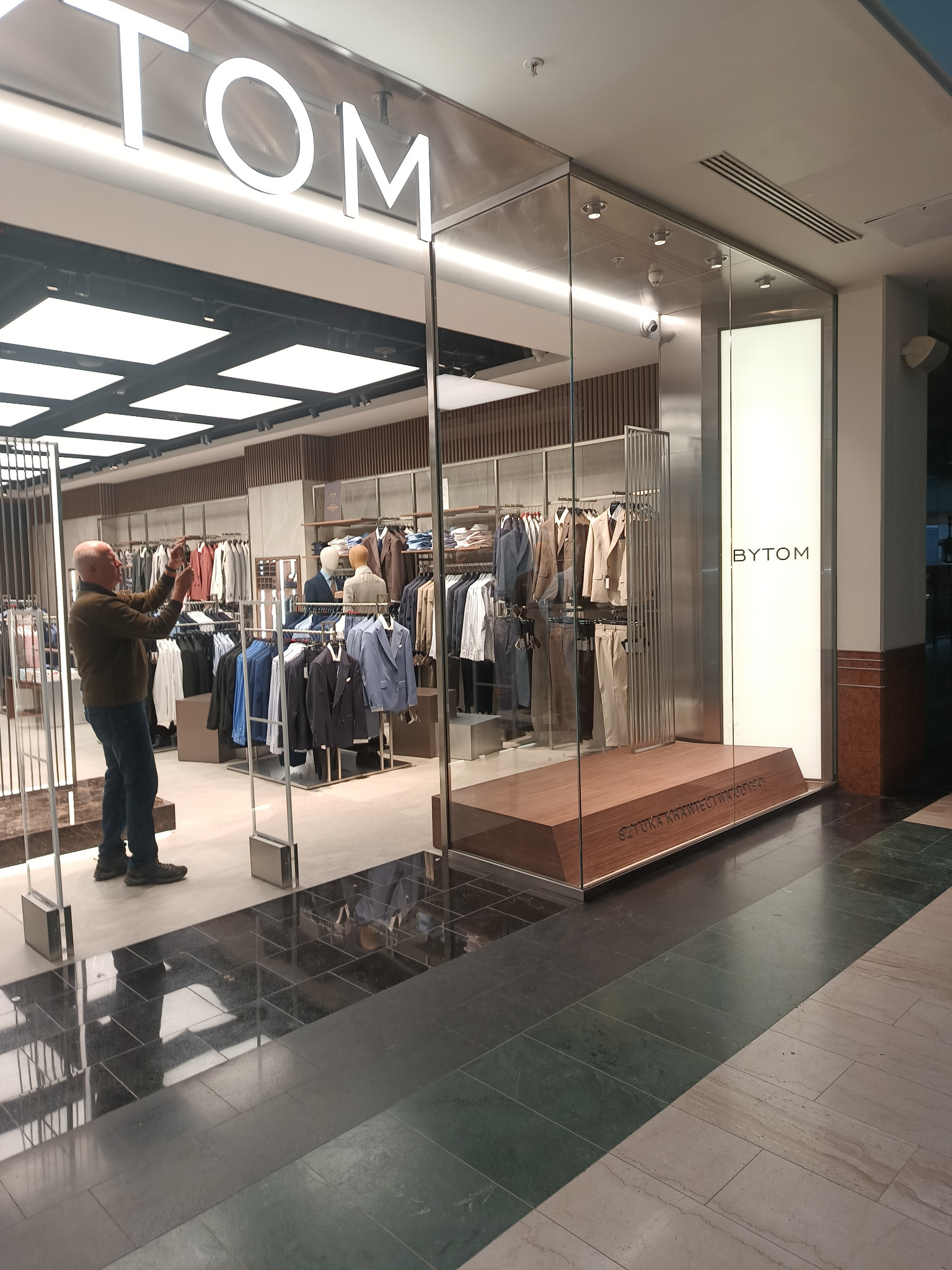 Wykonanie witryny sklepu- obłożenia blachą - stal AISI304 szlif