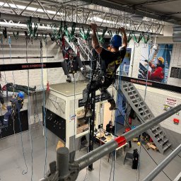 Szkolenia IRATA w nowoczesnych technikach wysokościowych.