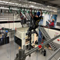 Szkolenia IRATA w nowoczesnych technikach wysokościowych.