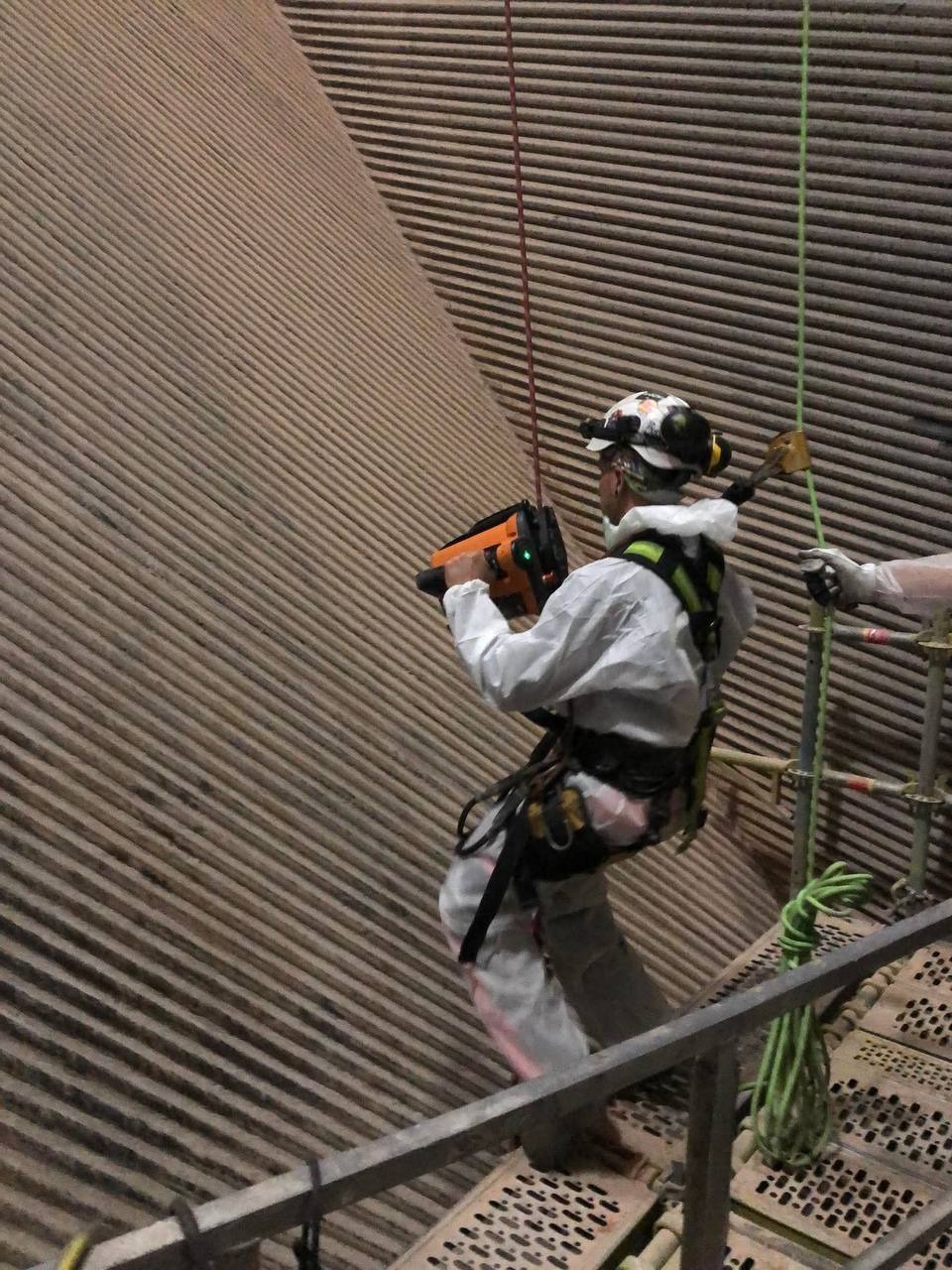 Używanie nowoczesnego sprzętu w pracach w dostępie linowym.