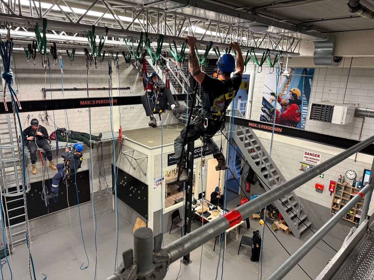 Szkolenia IRATA w nowoczesnych technikach wysokościowych.