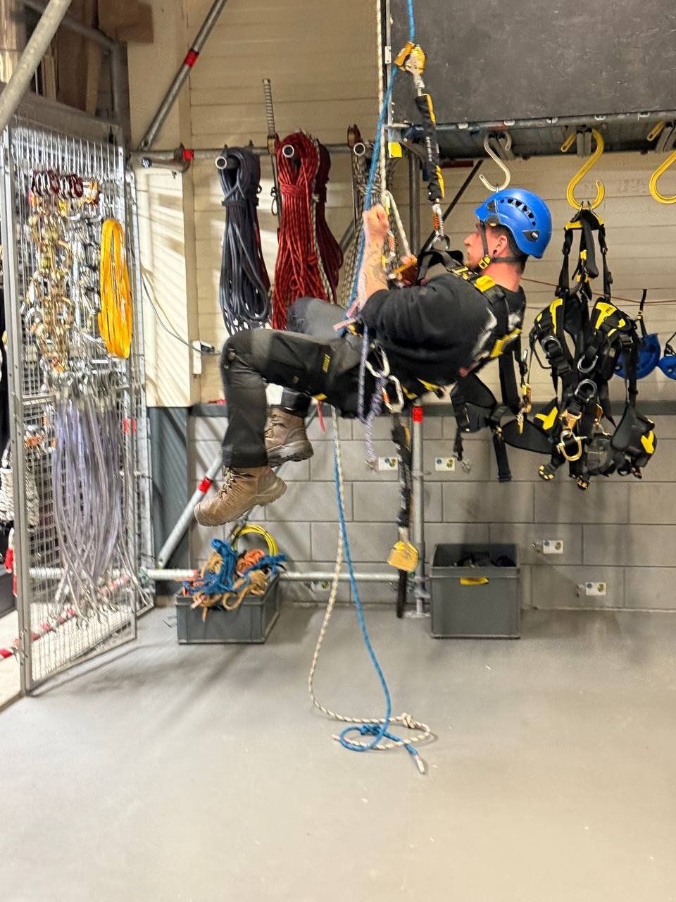 Szkolenia IRATA w nowoczesnych technikach wysokościowych