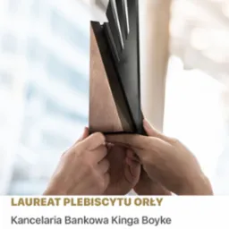 Wręczenie nagrody 'Orły' dla Kancelarii Bankowej Kinga Boyke; statuetka w dłoniach na rozmytym tle biurowca. Laureat Plebiscytu Orły 2024.