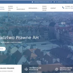 Strona internetowa firmy prawniczej z widokiem na panoramę miasta w tle, nawigacja z linkami do kliniki prawnej, specjalizacji i porad prawnych online.
