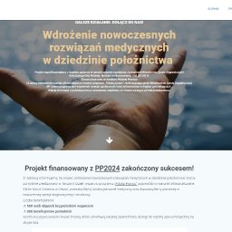 PlusDok Artur Długosz - Strona internetowa organizacji pomocowej z nagłówkiem 'Wdrożenie nowoczesnych rozwiązań medycznych w dziedzinie położnictwa', prezentująca projekt finansowany z PP2024 w Tanzanii, z grafiką dłoni...