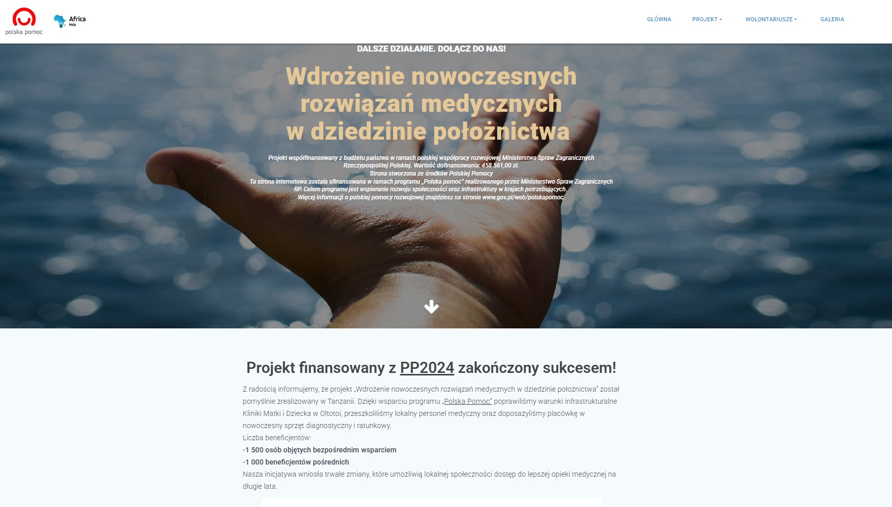 Strona internetowa organizacji pomocowej z nagłówkiem 'Wdrożenie nowoczesnych rozwiązań medycznych w dziedzinie położnictwa', prezentująca projekt finansowany z PP2024 w Tanzanii, z grafiką dłoni...