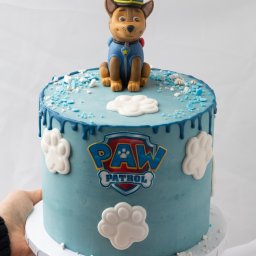Pokruszone – Tort Urodzinowy Psi Patrol 🐾🎂
Zaskocz dziecko tortem urodzinowym w motywie Psi Patrol! Nasz tort to połączenie pysznych składników i wyjątkowej dekoracji, która zachwyci malucha. Personalizowany design i smak, który pokochają wszyscy goście