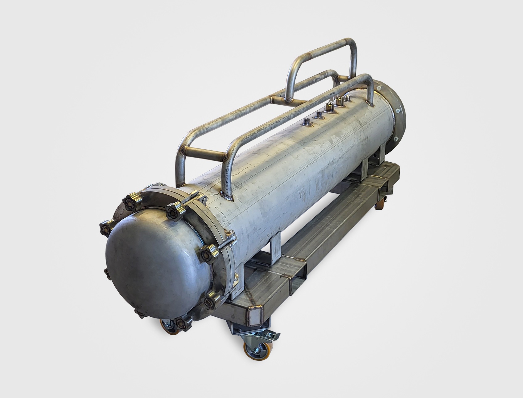 Spawany zbiornik ciśnieniowy ze stali nierdzewnej na wózku, widoczne spawy, śruby mocujące i uchwyty. Detal wykonany przez ślusarza.