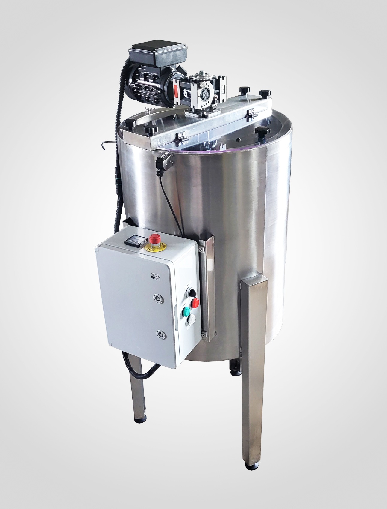 Polerowany zbiornik ze stali nierdzewnej na trzech nogach z panelem sterowania i silnikiem na górze, na jednolitym tle. Widoczne detale konstrukcyjne i elementy sterujące.