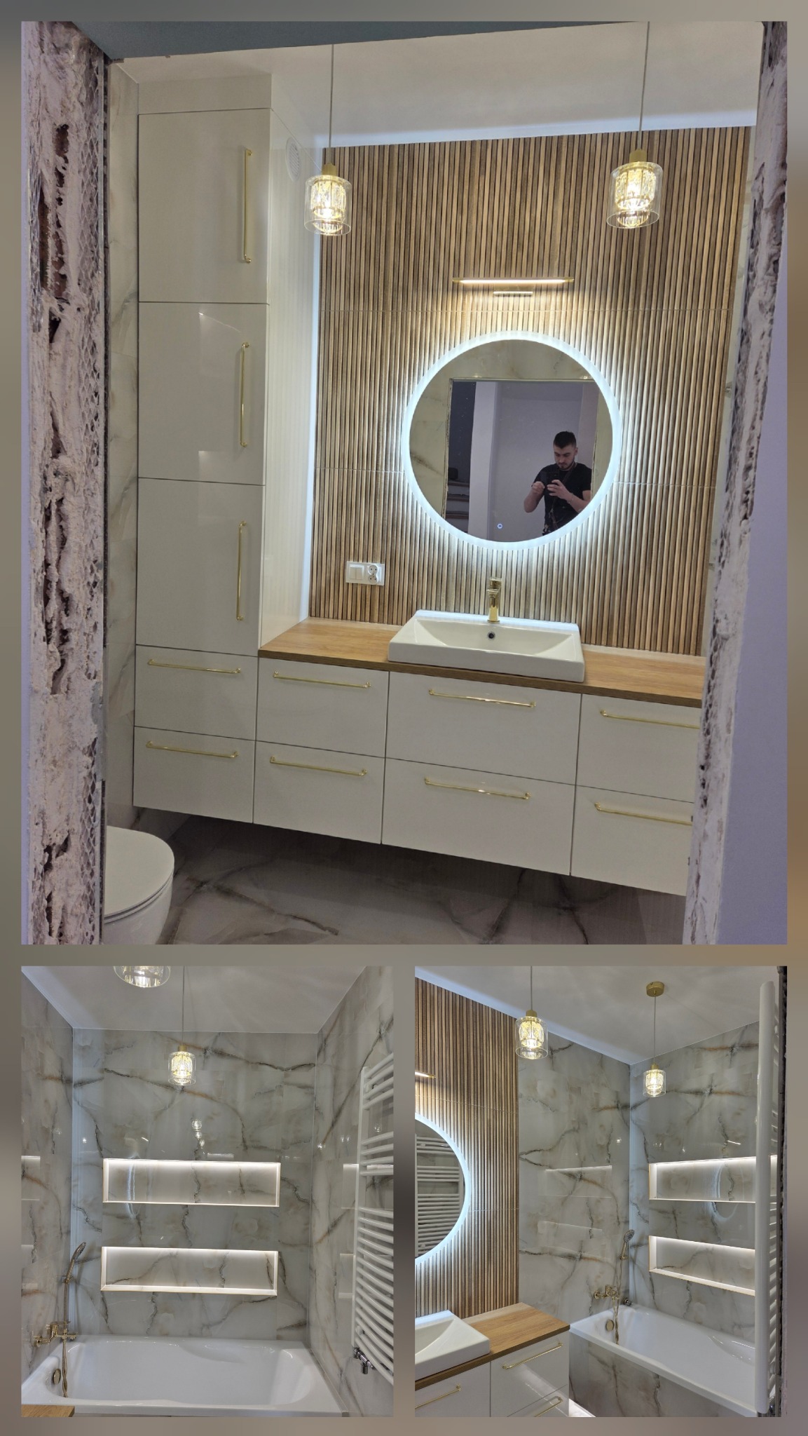 Nowoczesna łazienka z białymi szafkami z złotymi uchwytami, drewnianym blatem, okrągłym lustrem z podświetleniem LED i ścianą z drewnianych listew oraz marmurowe płytki na ścianach i podłodze.