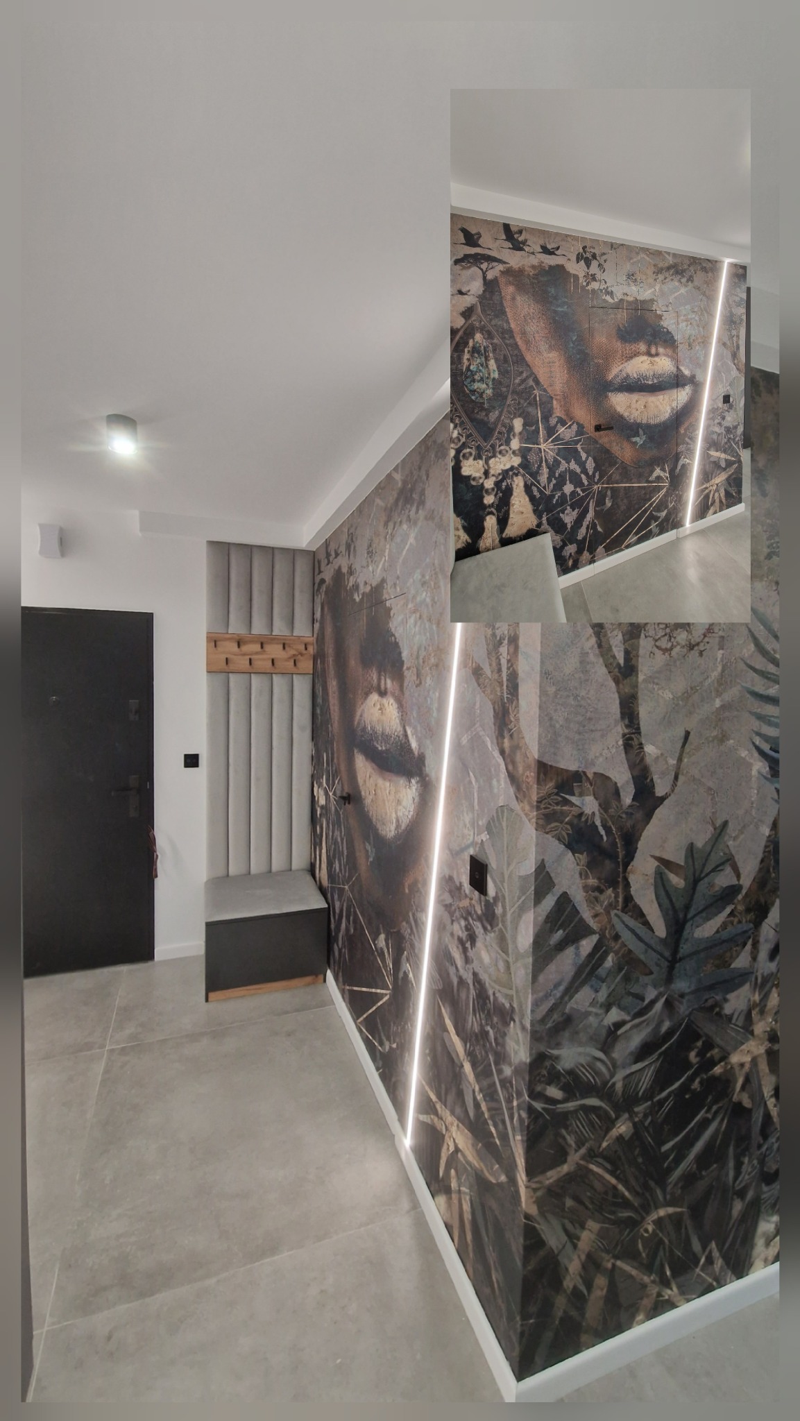 Przedpokój z fototapetą przedstawiającą twarz kobiety w stylu vintage, oświetlony pionową listwą LED, szara tapicerowana ściana z wieszakami i siedziskiem, szara podłoga z płytek.