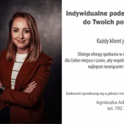 Portret uśmiechniętej kobiety w brązowej marynarce, z rękami skrzyżowanymi na piersiach, na ciemnym tle. Obok niej tekst: Indywidualne podejście do Twoich potrzeb. Każdy klient jest inny. Oferuję...