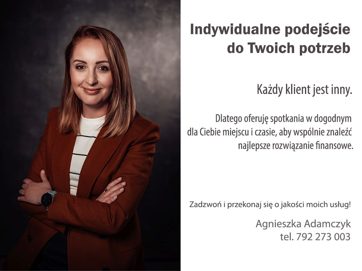 Portret uśmiechniętej kobiety w brązowej marynarce, z rękami skrzyżowanymi na piersiach, na ciemnym tle. Obok niej tekst: Indywidualne podejście do Twoich potrzeb. Każdy klient jest inny. Oferuję...