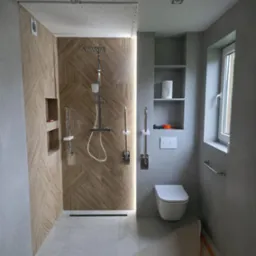 Nowoczesna łazienka z kabiną typu walk-in, wykończona szarą i drewnopodobną płytką. Widoczne detale: deszczownica, uchwyty dla niepełnosprawnych, wnęki w ścianie.