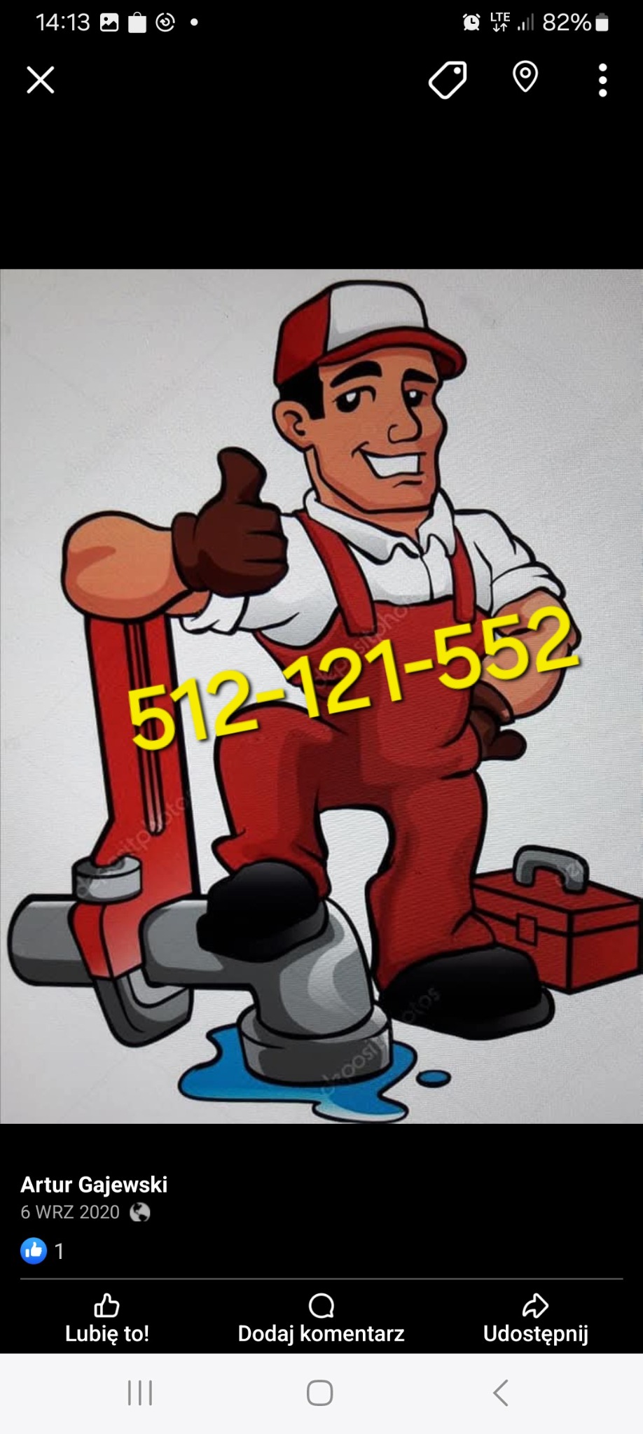 Karykatura hydraulika w czerwonym kombinezonie, z uniesionym kciukiem, siedzącego na rurach z wyciekającą wodą, obok skrzynka narzędziowa, z numerem telefonu na pierwszym planie.