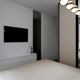 AR interior design- projektowanie wnętrz Angelika Rucka - Nowoczesna sypialnia z telewizorem na ścianie, białą komodą, złotą dekoracją i lustrzanym odbiciem łóżka przy oknie.