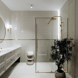 AR interior design- projektowanie wnętrz Angelika Rucka - Elegancka łazienka w neutralnych barwach z kabiną prysznicową ze złotymi detalami, owalnym lustrem z podświetleniem i szafkami w kolorze szarości.