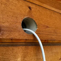 Precyzyjny otwór fi62mm w domu wykonanym z drewnianego bala? Dla nas to żaden problem!