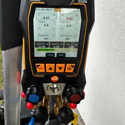 ECO CLIMA GAS - Krzysztof Murawski CALUNA - Miernik Testo 558s z podłączonymi przewodami do napełniania klimatyzacji czynnikiem R32. Wyświetlacz pokazuje aktualne parametry napełniania.