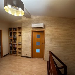 Złoty - a skromny! ;-) 
MIDEA Blanc Warmer - idealny zarówno do chłodzenia, jak i bardzo wydajnego i taniego ogrzewania pomieszczeń (urządzenie jest pompą ciepła typu powietrze-powietrze).
Układ klimatyzacji z pełną, 7-letnią gwarancją.