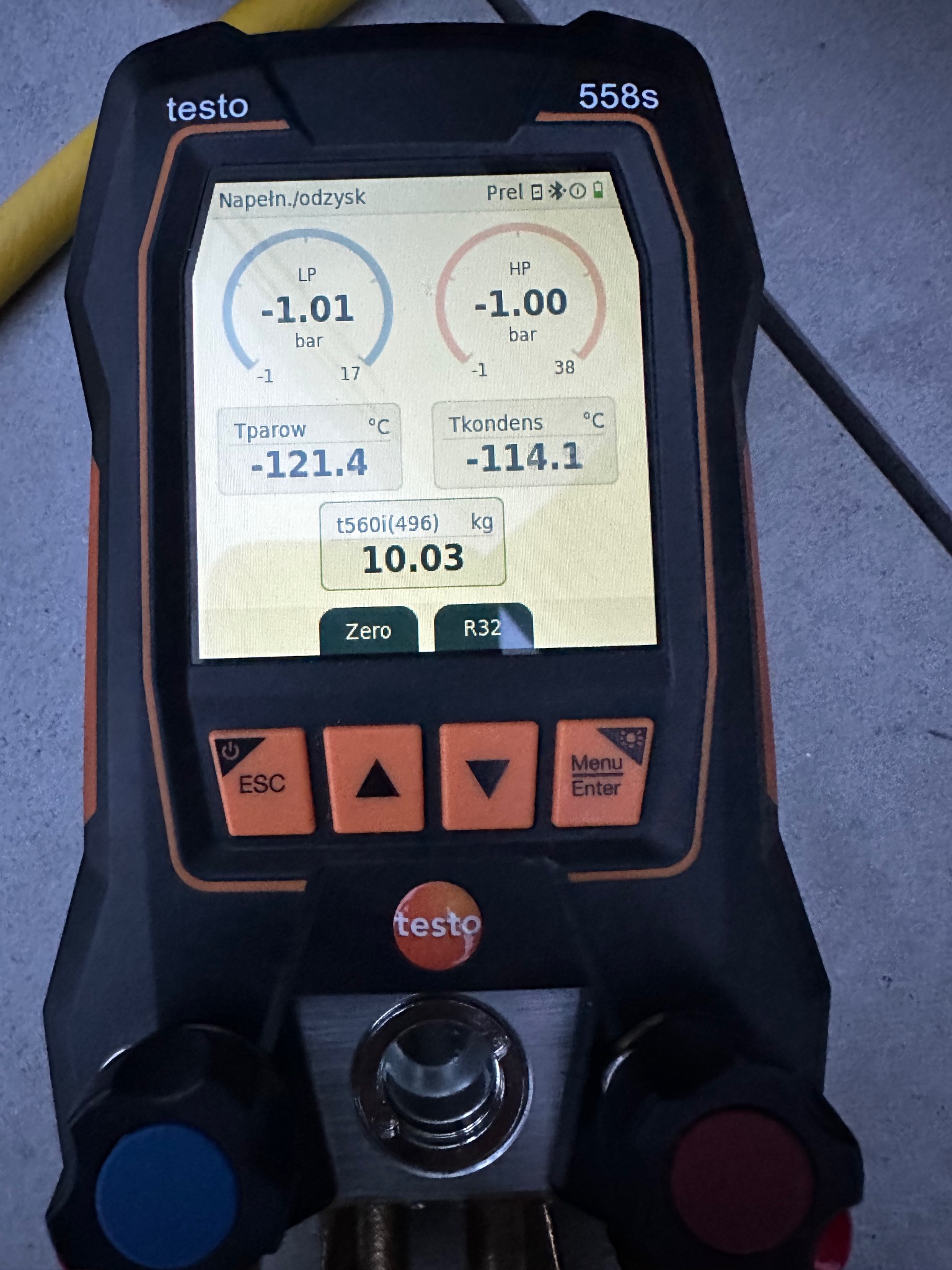 Cyfrowy manometr Testo 558s z wyświetlonymi parametrami ciśnienia i temperatury czynnika chłodniczego R32, używany podczas serwisu lub montażu instalacji.