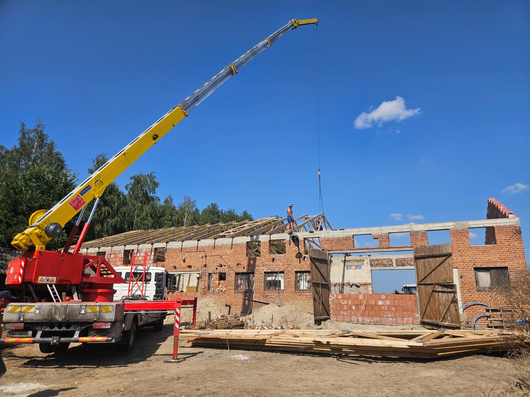 Montaż konstrukcji dachowych, więźb dachowych, pokryć dachowych, usługi dźwigowe i ladowarka teleskopowa 14m.