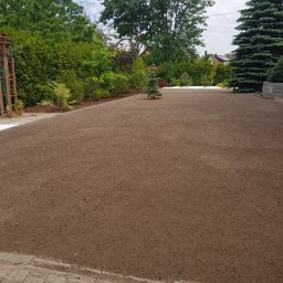 Niwelacja terenu pod siew.