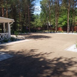 Niwelacja terenu pod siew.