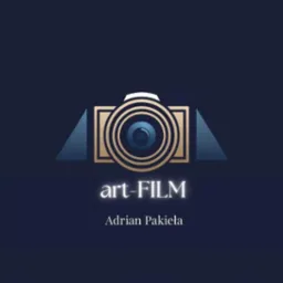 Logo firmy Art-Film Adrian Pakieła, przedstawiające stylizowany aparat fotograficzny w odcieniach granatu i złota.