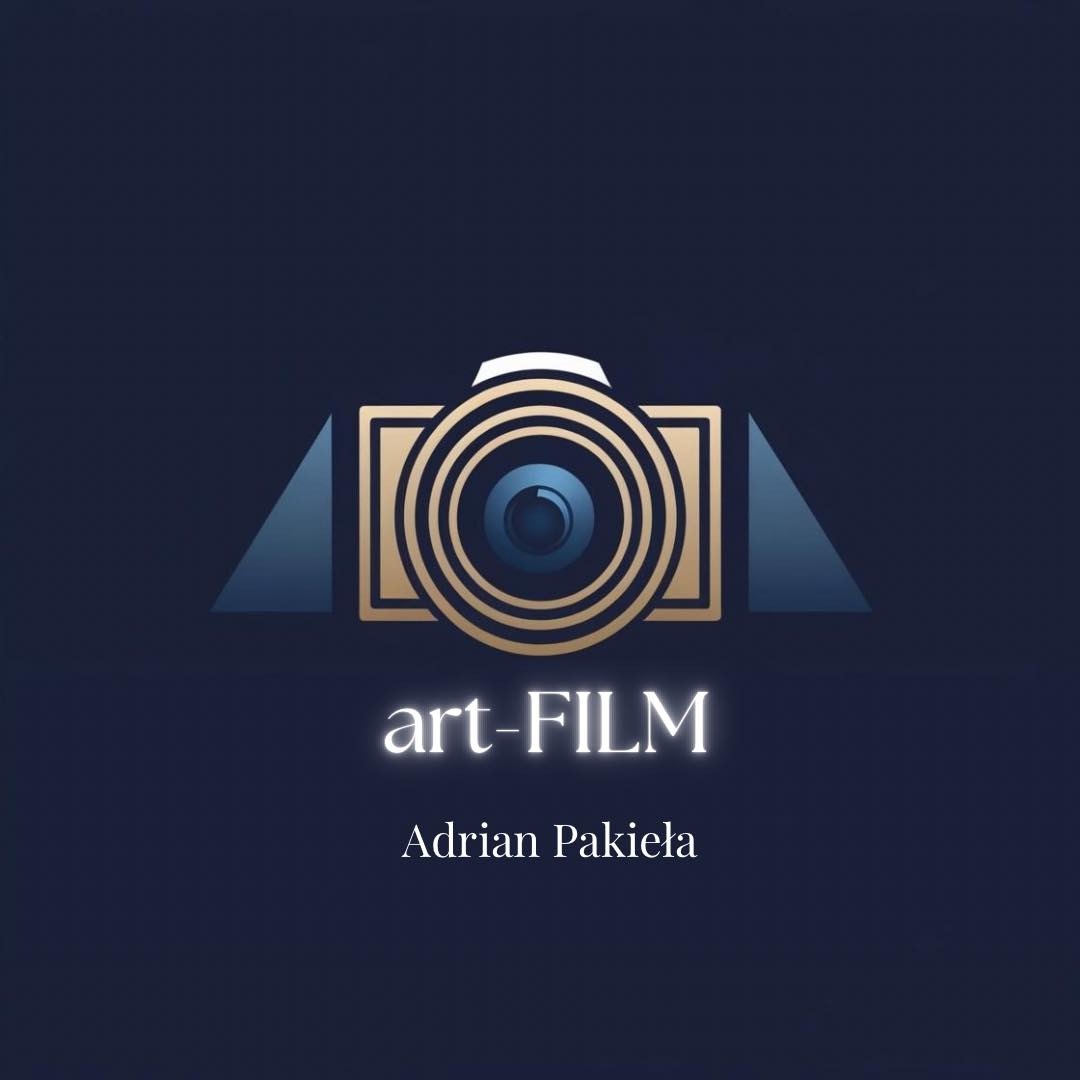 Logo firmy Art-Film Adrian Pakieła, przedstawiające stylizowany aparat fotograficzny w odcieniach granatu i złota.