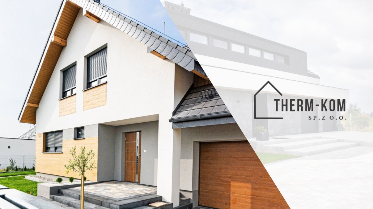 Nowoczesny dom jednorodzinny z białą elewacją, szarymi akcentami i drewnianymi panelami, rolety zewnętrzne na oknach, nałożone logo firmy Therm-Kom.